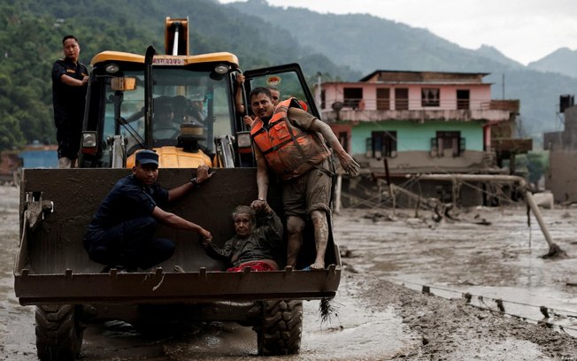 MORTE CHEGOU DE REPENTE - Enxurrada de lama no Nepal destrói vilarejos e causa "numerosas mortes"