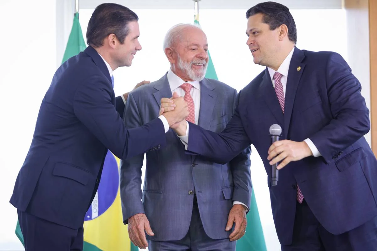 CUMPLICIDADE DO MAL - Lula se reúne com Motta e Alcolumbre por taxa das blusinhas e prioridades
