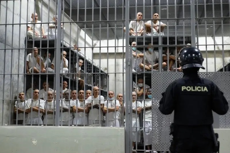 'VERMELHINHO' INVENTANDO - 'Modelo Bukele' usado em El Salvador não derrotaria PCC e CV no Brasil, diz especialista em segurança pública

