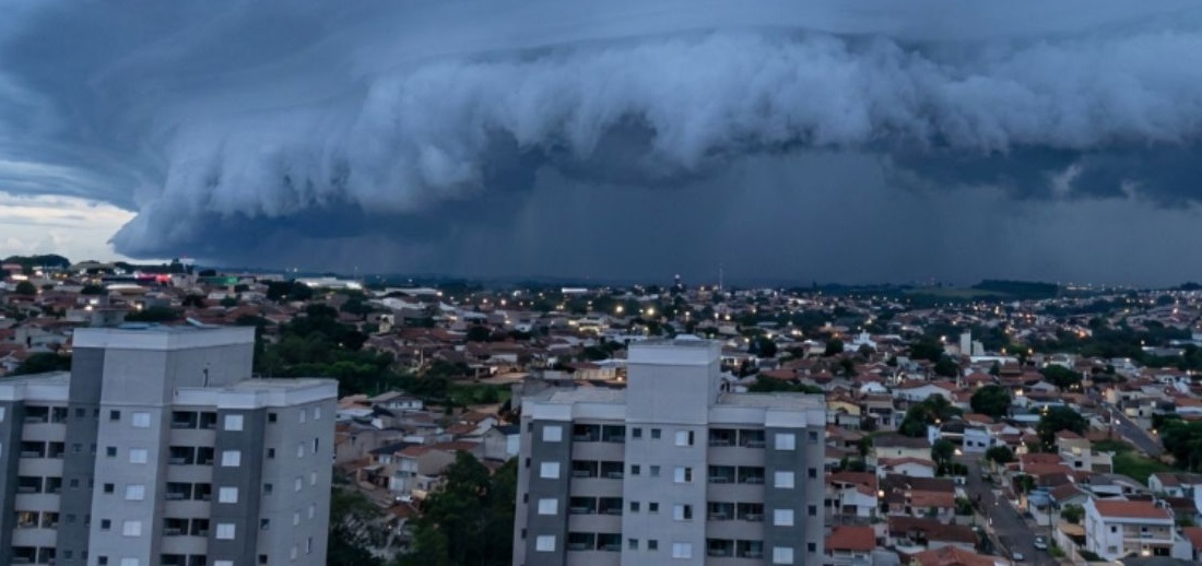 Frente fria ‘turbinada’ provoca 7 dias de chuva intensa em 3 estados; veja onde o acumulado pode chegar a 300 mm