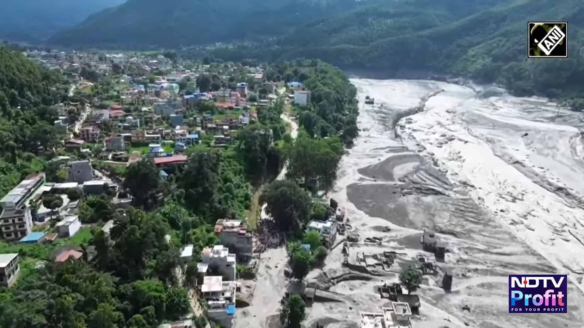Gelo, rochas e lama formaram uma onda gigante no Nepal