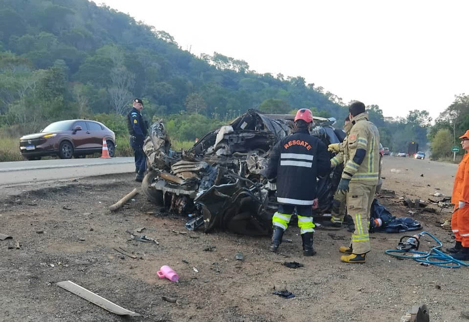 Acidente entre carreta e caminhonete deixa cinco pessoas mortas na BR-364 em RO