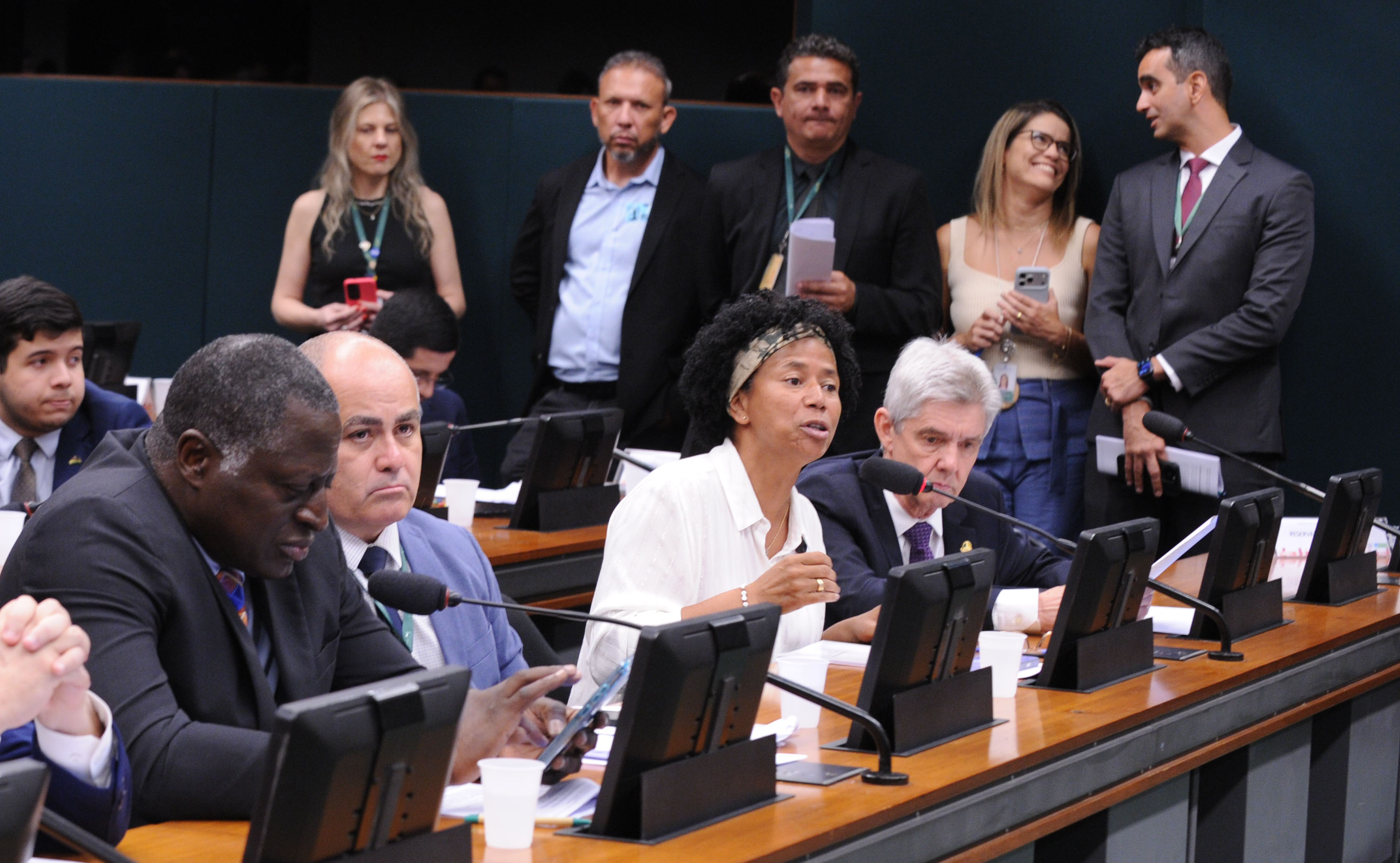 PEC 47 é aprovada na CCJ da Câmara e deputada Sílvia Cristina comemora