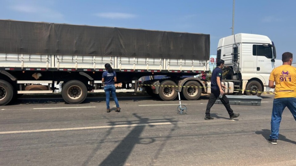 FATAL - Mulher de 68 anos morre atropelada por carreta na BR-364, em Jaru