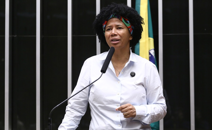 HONRANDO OS SERVIDORES - Dos deputados de Rondônia, apenas Sílvia Cristina estava presente e votou na PEC 47


