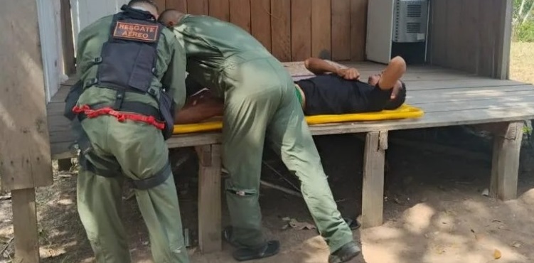 Jovem baleado é resgatado de área isolada por helicóptero dos Bombeiros em Guajará-Mirim