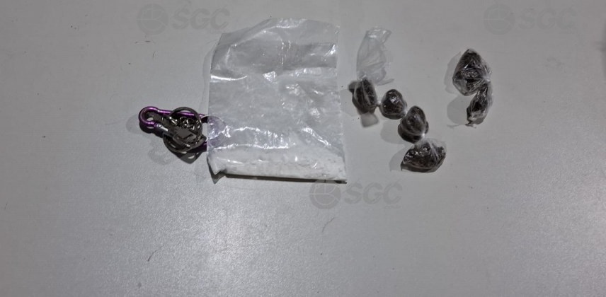 Fuga de motocicleta termina com dupla presa e drogas apreendidas em Porto Velho
