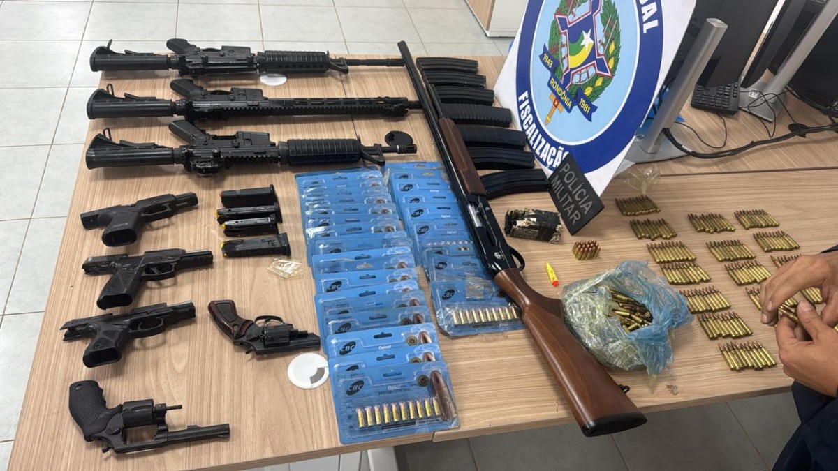 VILHENA - Arsenal com fuzis, pistolas e 646 munições é encontrado em caminhão em Vilhena
