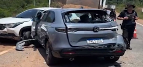 Quatro veículos se envolvem em grave colisão na BR-364