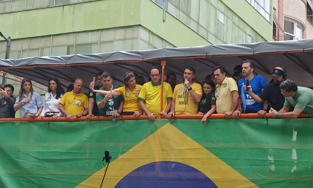 Flávio sobre Jair Bolsonaro: 'Completei o trajeto que ele não conseguiu'