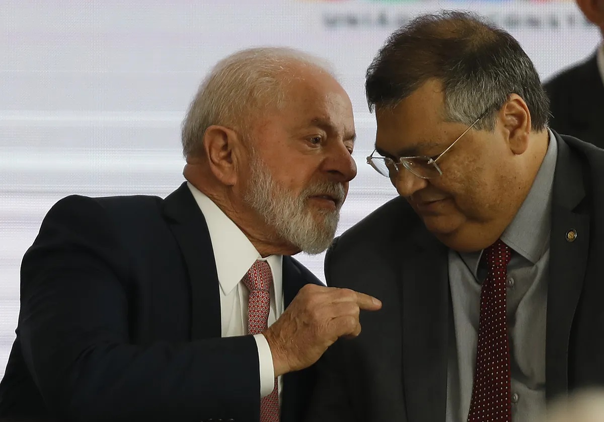 ESCALADA CONTRA A DEMOCRACIA - Atos do Excutivo e do Judiciário acendem alerta em Brasília sobre possível derrocada Democrática

