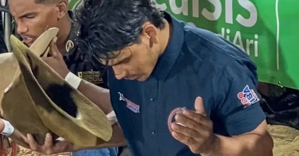 Você viu isso? Touro arremessa Peão de rodeio, voando, para fora da arena durante montaria e sobrevive; veja vídeo