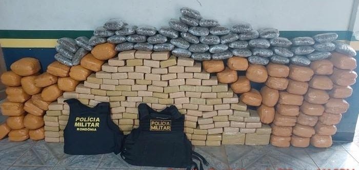 CAIU NA 'ROTA' DAS DROGAS - Polícia apreende cerca de 245 kg de maconha durante abordagem na BR-429


