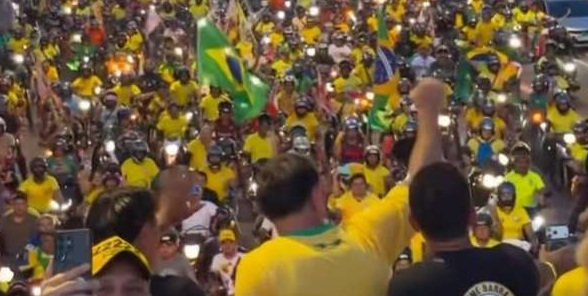 Belém recebe Flávio Bolsonaro com multidão e clima de festa durante passagem do candidato pelo Pará