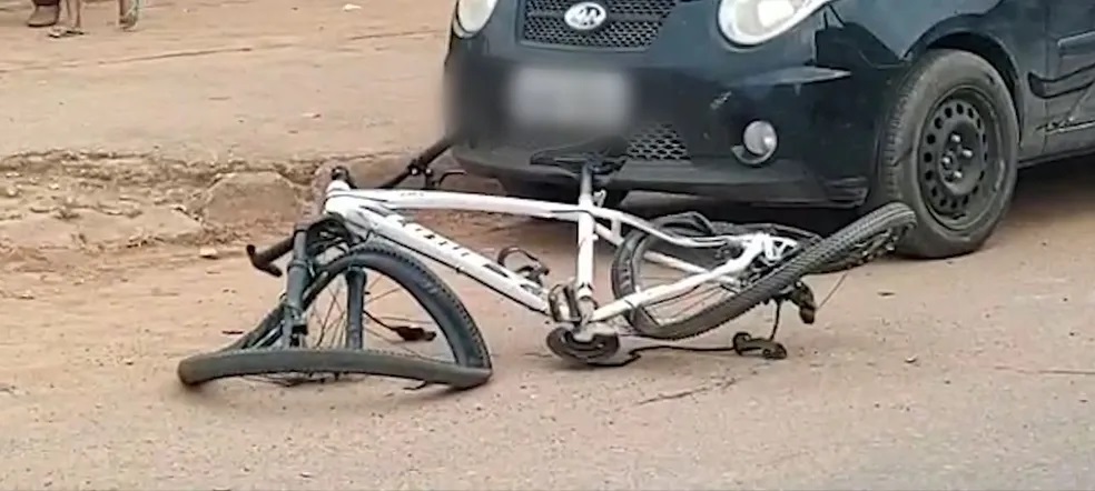 TRÂNSITO VIOLENTO NA CAPITAL - Moto conduzida por advogado atinge bicicleta com mulher e criança em Porto Velho
