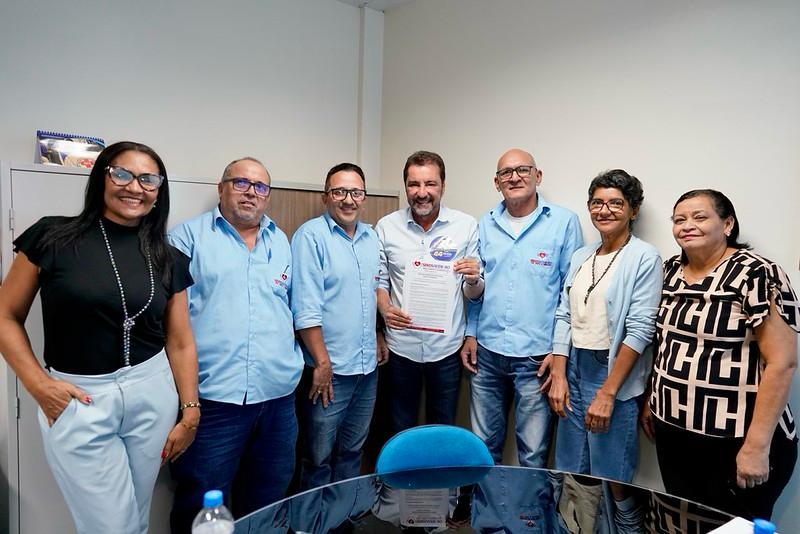 Hildon assina pacto com profissionais da saúde e promete um “pente-fino” nos contratos
