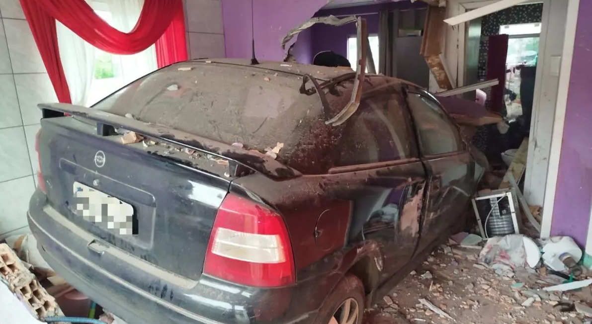 ATAQUE VIOLENTO NA ZONA LESTE - Carro invade residência e homem é morto a tiros durante ataque em Porto Velho

