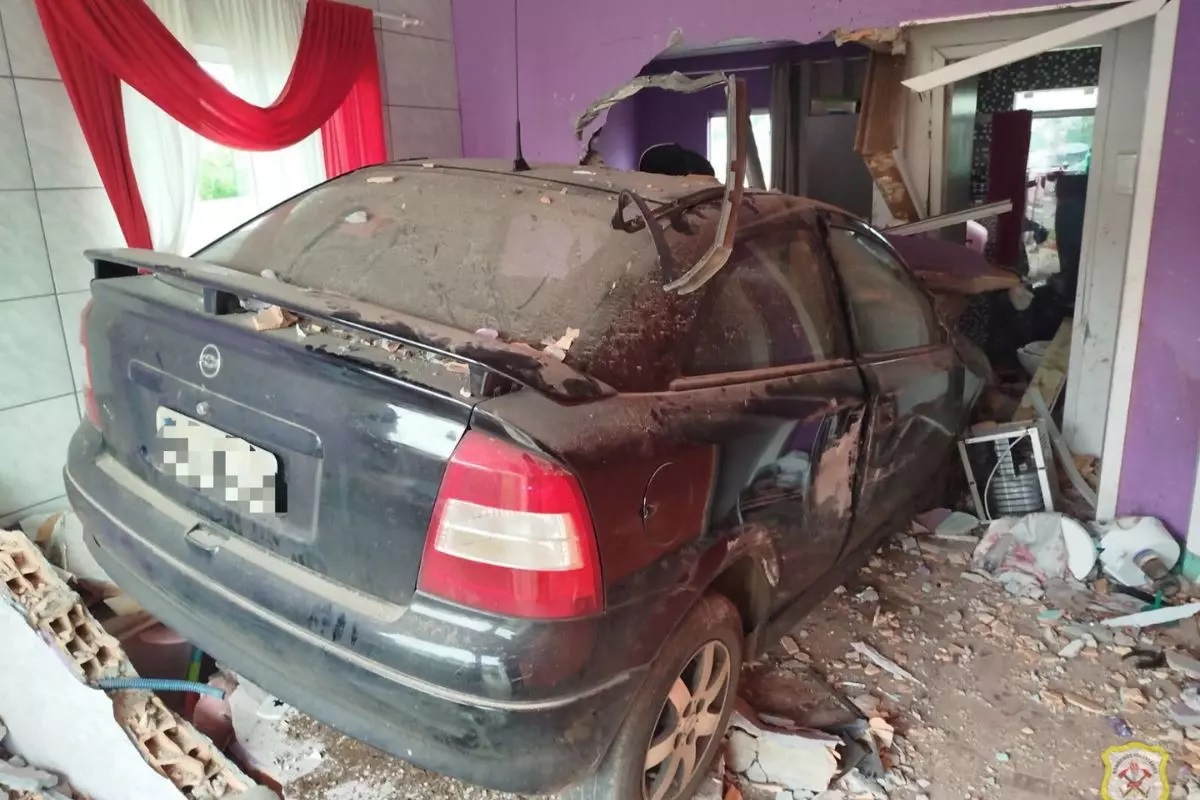 ATAQUE VIOLENTO NA ZONA LESTE - Carro invade residência e homem é morto a tiros durante ataque em Porto Velho

