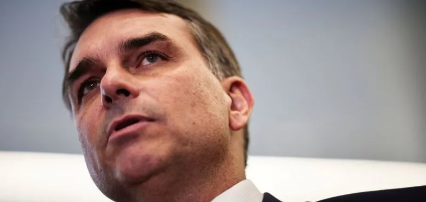 Flávio vê ato de desespero em Bolsa Família