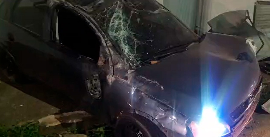 ACIDENTE VIOLENTO - Corsa fica destruído após motorista andar na contramão e capotar várias vezes em Porto Velho

