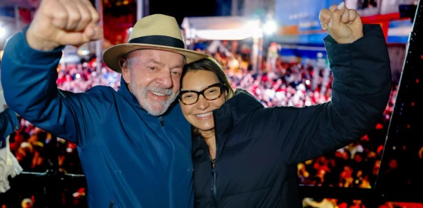 DESCLALIFICADA - Lula volta confundir Janja com Marisa durante comício em SP

