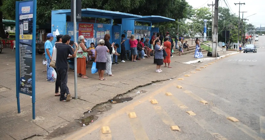 Novos abrigos avançam, mas centenas de pontos passageiros ficam expostos ao sol, chuva e à escuridão
