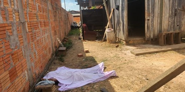 Mulher é morta a golpes de facão e marido é apontado como principal suspeito em Porto Velho

