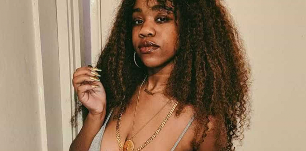 Blogueira de 23 anos é exemplo para mulheres de peitos caídos