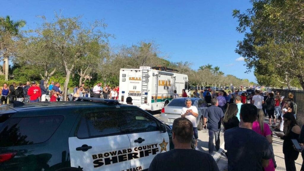 Capixaba relata espera por filho preso em escola com atirador