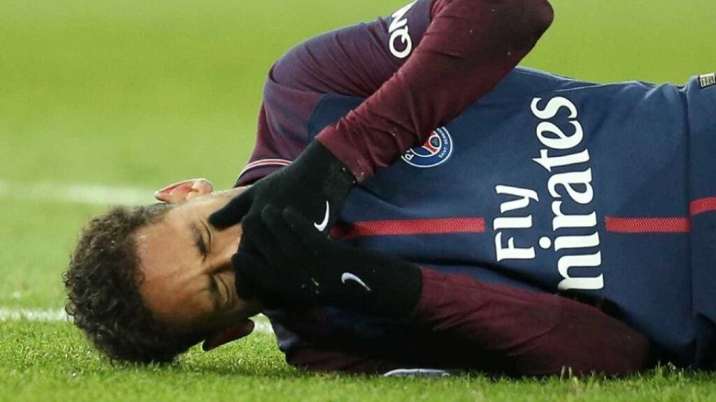 Neymar se machuca em jogo do PSG e deixa o gramado chorando; veja