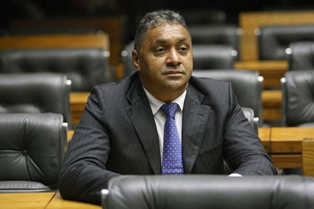 Para aumentar bancada, PR insiste em ter Tiririca