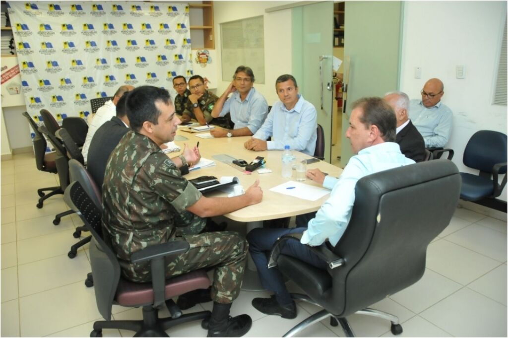 Prefeitura discute com BEC asfaltamento na zona leste