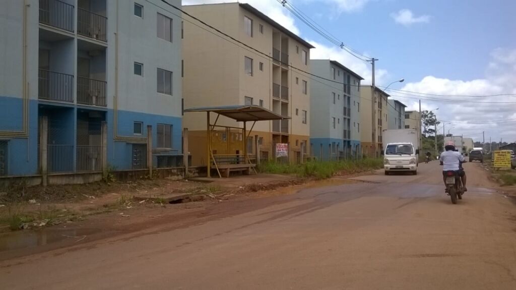 Rua sem calçadas e alunos correndo risco de morte