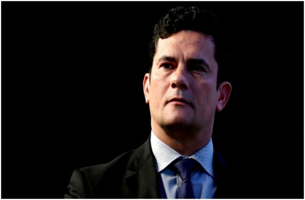 Sérgio Moro condena ex-gerentes da Petrobras e empresários
