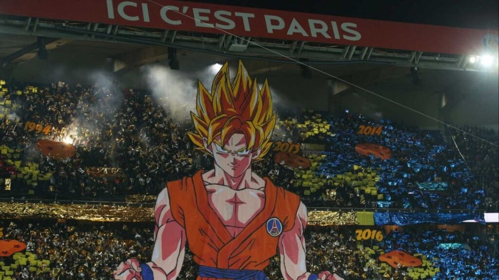 Torcida do PSG faz mosaico com Goku de Super Sayajin