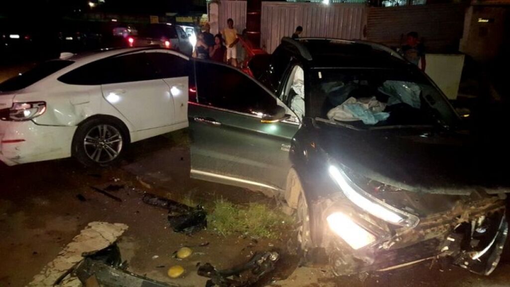 Adolescente pega carro escondido do pai e causa grave acidente de trânsito