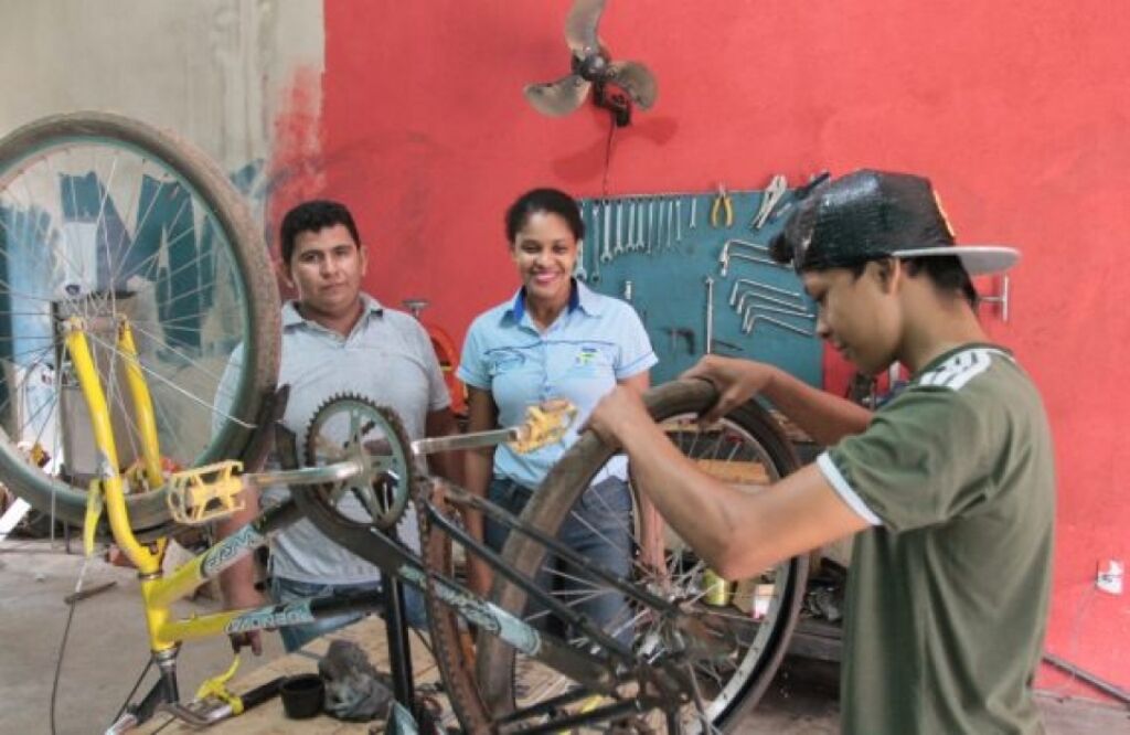 Apoiado pelo Banco do Povo, Marcos conserta bicicletas no bairro JK 1, zona leste