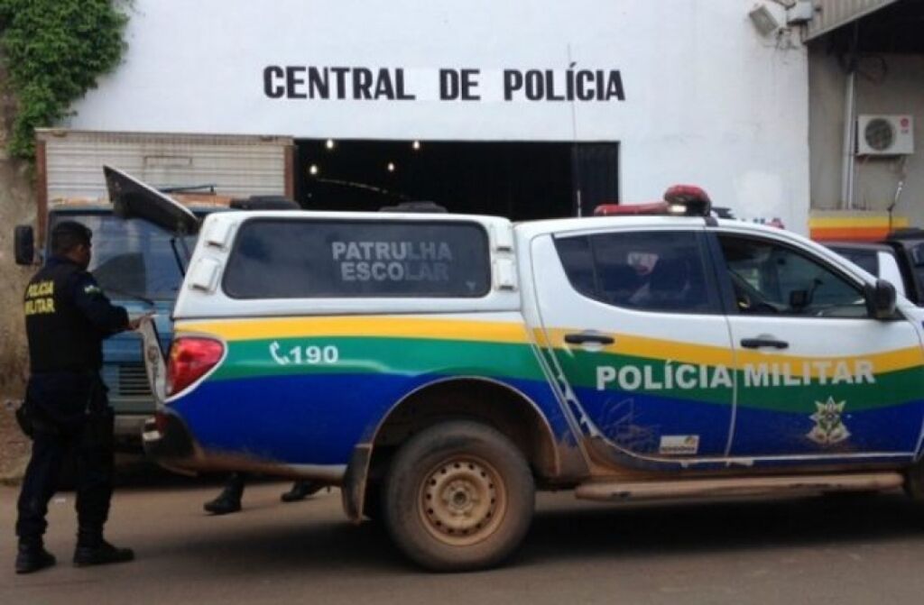 Após discutir por causa de traição, mulher é agredida e jogada na lama