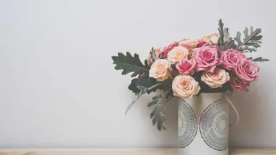 Aprenda um truque para manter as flores em pé no vaso
