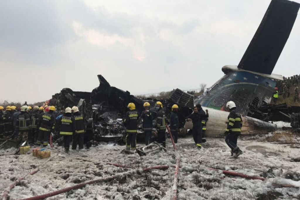 Avião com 67 passageiros e 4 tripulantes cai em aeroporto do Nepal