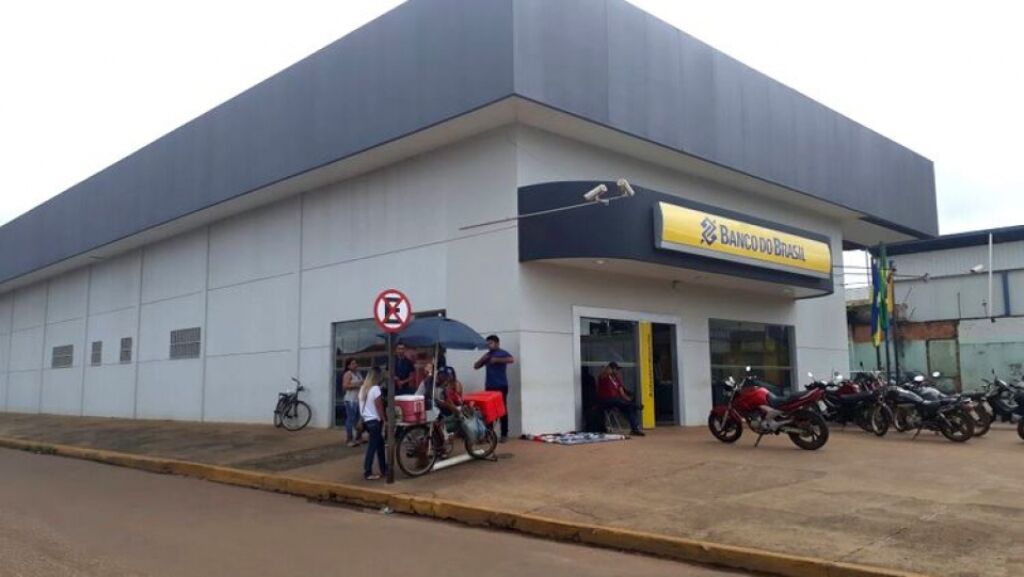 Bandidos fazem buraco em parede e invadem banco