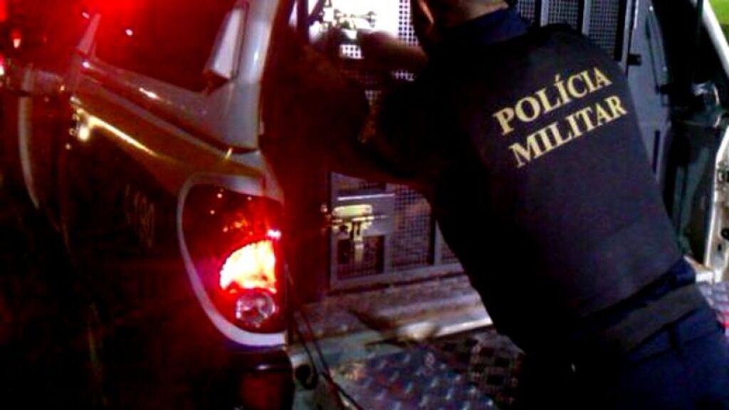 Bando rouba estudante e população detém dois na zona Sul