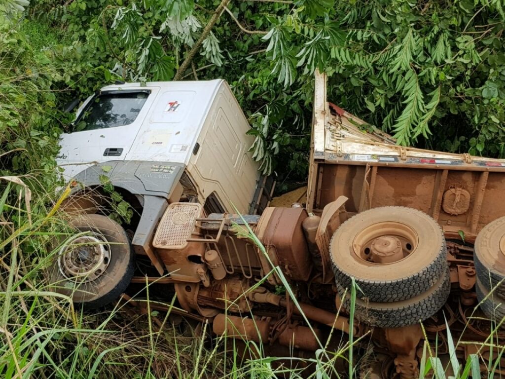 Carreta carregada com soja tomba ao sair da Rodovia