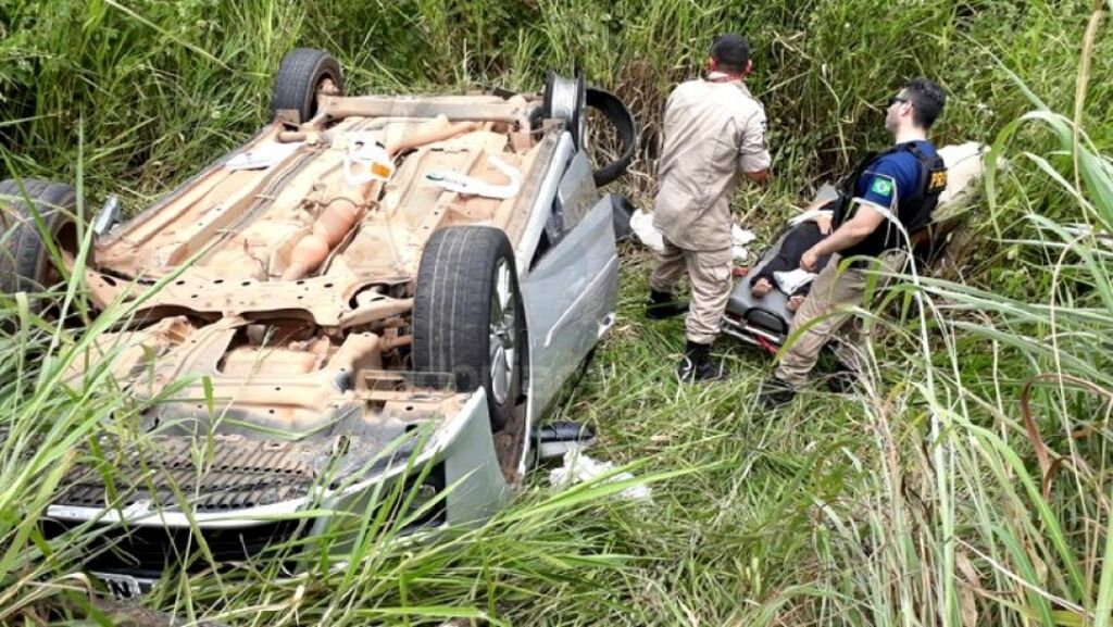 Carro capota em ribanceira na BR-364 e deixa idosas feridas