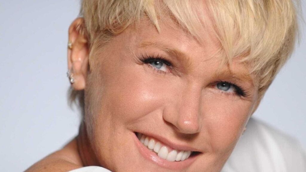 De botas e seminua, Xuxa posa provocante aos 55 anos