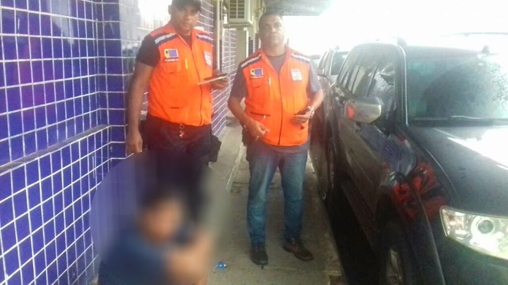 Equipe da Defesa Civil apreende jovem furtando lampadas na prefeitura de Porto Velho