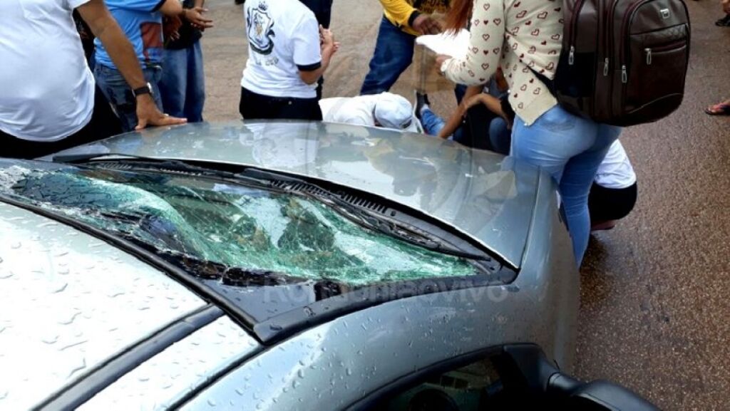 Estudante gravemente ferido aguarda uma hora por socorro