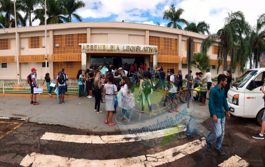 Estudantes de várias escolas invadem prédio da Assembleia Legislativa