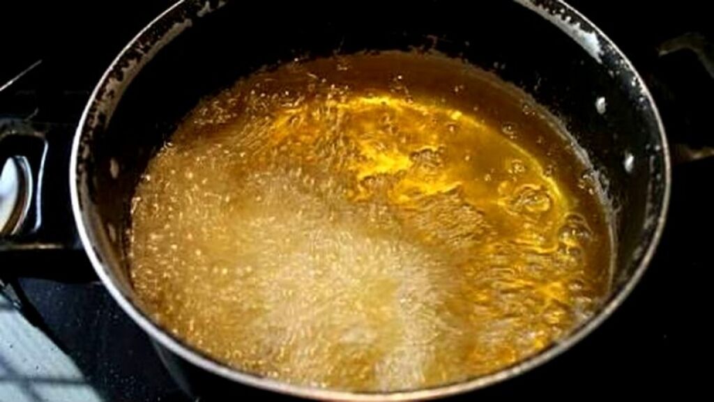 Filho invade casa da mãe, rasga medida protetiva e joga óleo quente no pai