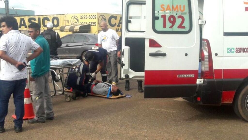 Grave colisão deixa motociclista seriamente ferido